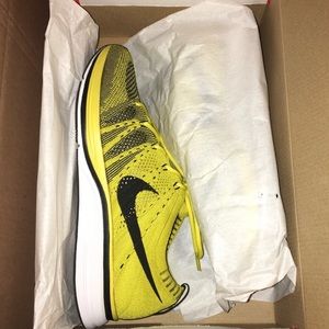 Yellow Nike Flyknit Trainers! 💛🖤